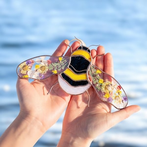 Bumble Bee Stained Glass Suncatcher Insect Ornament Valentines Gifts Stained Glass Window Hangings Dried Flower Art Stained Glass Yard Art